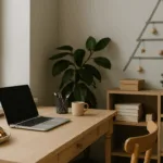 Weihnachtsdeko im Homeoffice mit Schreibtisch, Lichterkette und Mini-Tannenbaum