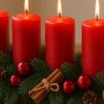 Längliches Adventsgesteck mit roten Kerzen, Tannenzweigen, Zimtstangen und Kugeln – festliche Deko Idee