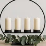 Schwarzer Metall-Adventskranz mit vier Kerzen und Eukalyptuszweigen