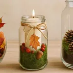 Herbstdeko im Glas mit Kürbis, Moos, Zapfen und Kerze – drei schöne herbstliche Ideen auf Holztisch.