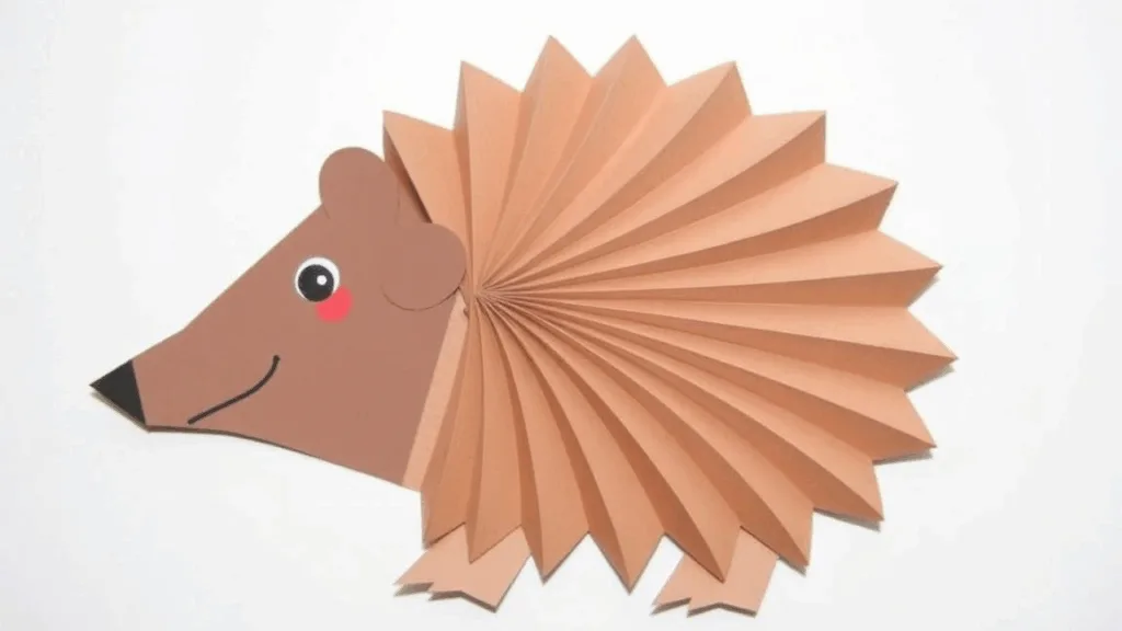 Fertiger Igel aus gefaltetem Papier mit Fächer-Stacheln und Gesicht