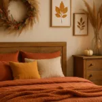 Gemütliches Schlafzimmer mit Herbstdeko, warmen Farben, Holzdetails und natürlichen Materialien.