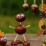 Kastanien basteln mit Kindern: Figuren, Tiere und Mobile aus Kastanien auf Holztisch im Herbst.
