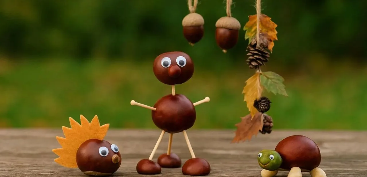 Kastanien basteln mit Kindern: Figuren, Tiere und Mobile aus Kastanien auf Holztisch im Herbst.