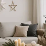 Modern eingerichtetes Wohnzimmer mit skandinavischer Weihnachtsdekoration in neutralen Farben