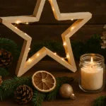 Natürliche Weihnachtstrends 2025 mit Holzstern, Kerze und Tannenzweigen