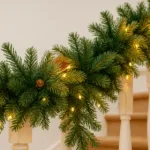 Treppe mit Tannengirlande und warmweißen Lichtern – festliche Weihnachtsdeko mit gemütlicher Stimmung.