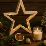 Natürliche Weihnachtstrends 2025 mit Holzstern, Kerze und Tannenzweigen
