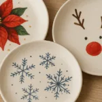 Drei handbemalte Keramikteller mit Weihnachtsmotiven: Stern, Rentier, Schneeflocken