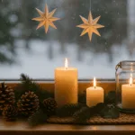 Winterliche Fensterdeko mit Kerzen, Tannenzweigen und Lichterkette im Fensterrahmen