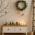 Gemütliche Weihnachtsdeko ohne Baum mit Leiter, Zweigen und Kerzen