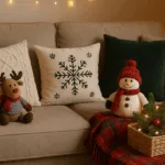 Beige Sofa mit Weihnachtskissen, Decke, Lichterkette und festlicher Deko