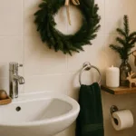 Weihnachtsdeko im Gäste-WC mit Kranz, Naturmaterialien und warmem Licht