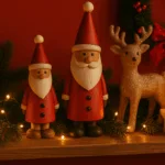 Weihnachtsdeko fürs Regal mit Weihnachtsmännern, Rentier, Kerzen und Tannenzweigen