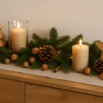 Weihnachtsdeko für das Sideboard mit Tannenzweigen, Zapfen und Kerzen