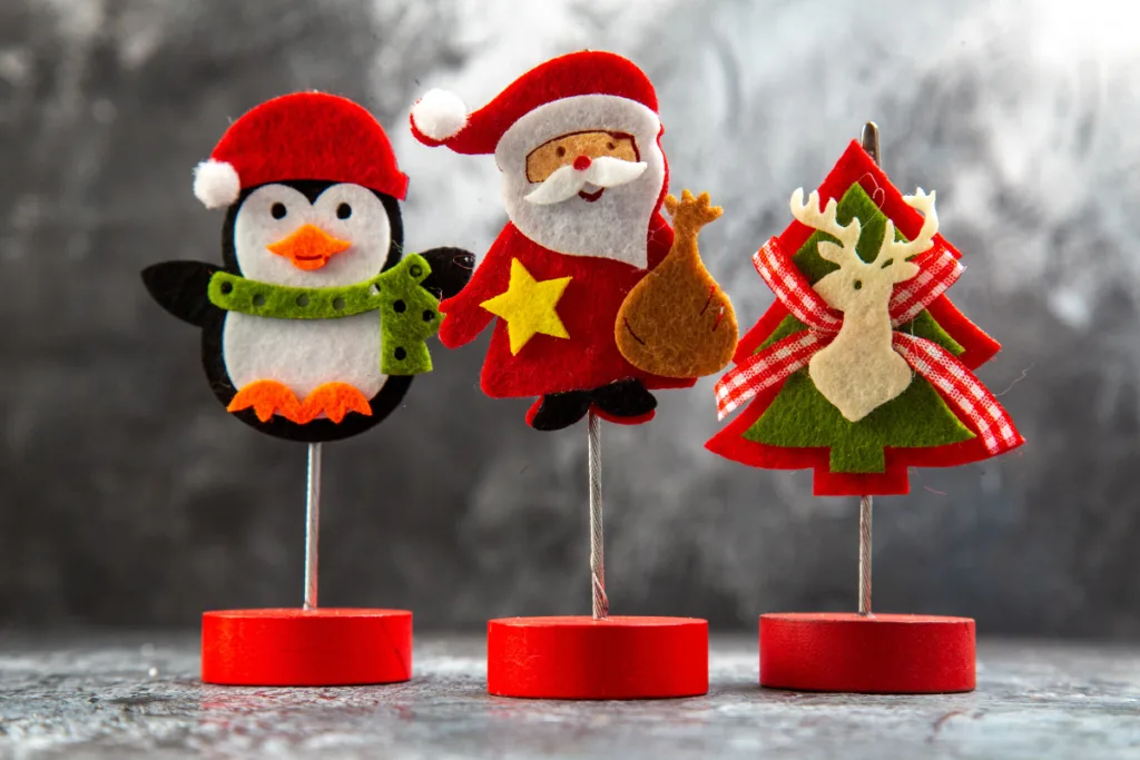 Weihnachtsfiguren aus Filz mit Pinguin, Weihnachtsmann und Tannenbaum als Wichtelgeschenke