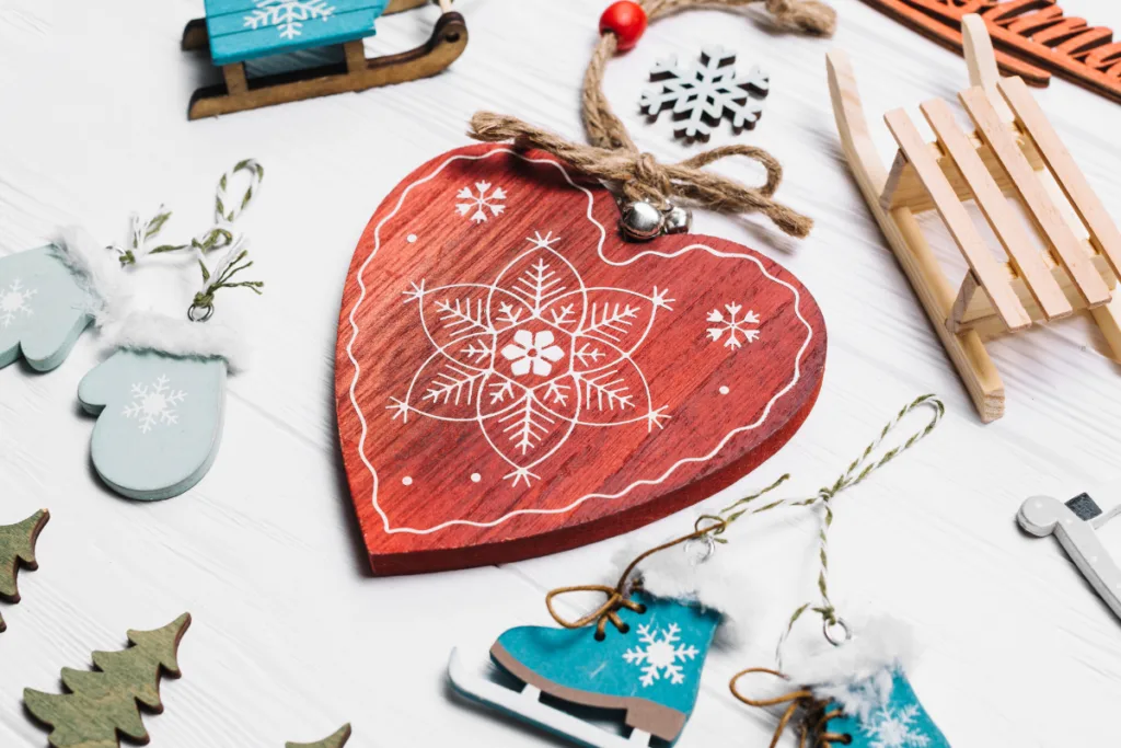 Holzherz und Winterdeko aus Holz als kreative Wichtelgeschenke-Idee