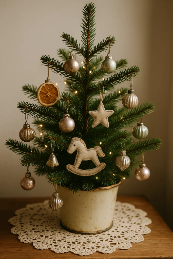 Kleinen Weihnachtsbaum schmücken - 5 tolle Ideen mit großer Wirkung Kleiner Weihnachtsbaum im Vintage-Look mit Glasanhängern und nostalgischer Dekoration