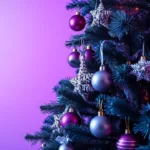 Moderner Weihnachtsbaum mit violetter und silberner Dekoration vor lila Hintergrund