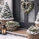 Moderner Hauseingang mit winterlicher Dekoration, Schneefall, Pflanzen und Laternen im Februar