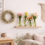 Helle Frühlingsdeko für die Wand mit Blumenvasen, Kranz und Makramee im Wohnzimmer