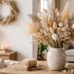Trockenblumen Deko in Vase auf Holztisch im gemütlichen Wohnzimmer