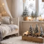 Winterlich dekoriertes Kinderzimmer mit Lichterkette, Kissen und Mini-Tannen