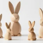 Vier Osterhasen aus Holz als moderne, minimalistische Frühlingsdeko in natürlichem Design auf hellem Hintergrund