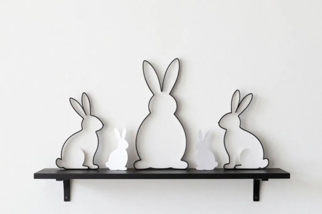 Osterdeko für kleine Wandregale clever lösen Osterdeko für das Wandregal mit minimalistischen Hasen Silhouetten in Schwarz Weiß