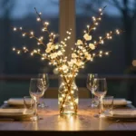 Esstisch im Februar Deko mit Lichterzweigen, Glasvase und warmem Kerzenlicht am Abend