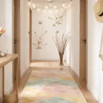 Heller schmaler Flur mit Frühlingsdeko, Tulpen, Weidenkätzchen, pastellfarbenem Teppich und Lichterkette.