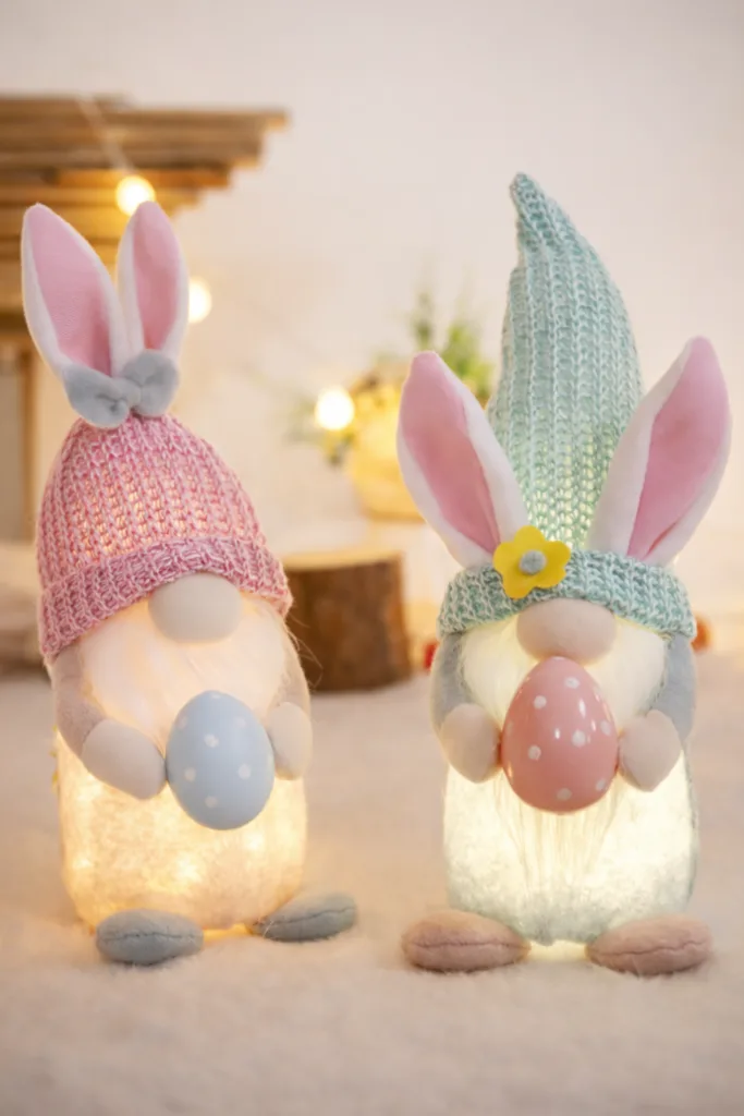 Zwei beleuchtete Osterwichtel mit Hasenohren und Eiern als Osterdeko im Wohnzimmer