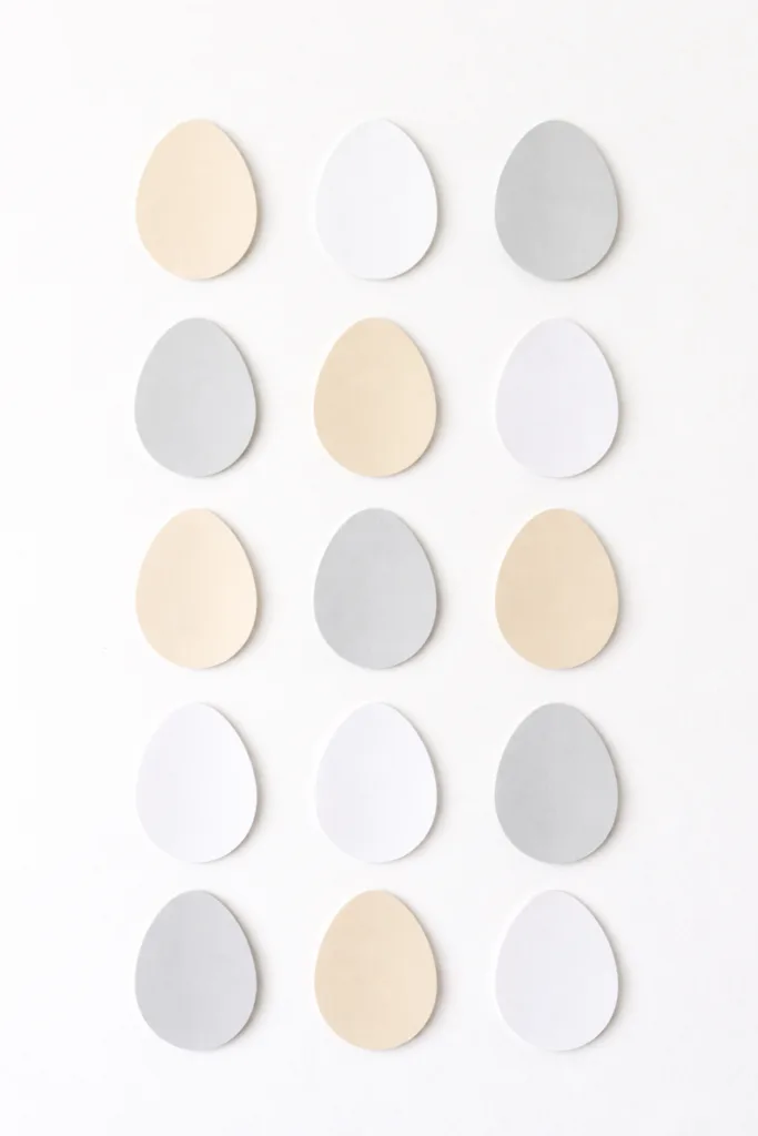 Ostereier Wanddeko in Beige, Weiß und Grau auf hellem Hintergrund