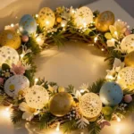 Leuchtender Osterkranz mit bunten Eiern und Blumen als stimmungsvolle Osterdeko für die Kommode