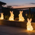 Leuchtende Osterhasen mit warmem Licht als stimmungsvolle Osterdeko auf der Terrasse in den Abendstunden