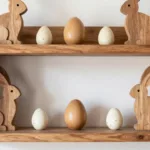 Osterdeko für kleine Wandregale mit Holzhasen und Eiern harmonisch und platzsparend gestaltet