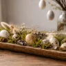 Osterdeko aus Naturmaterialien DIY mit Holz, Eiern und Moos auf rustikalem Tisch dekoriert