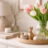 Kommode Deko im April mit Tulpen, Holzschale und frühlingshafter Dekoration im Wohnzimmer