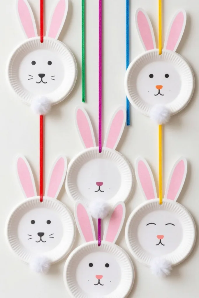Osterdeko zum Aufhängen: 5 schöne Ideen zum Selbermachen Osterdeko zum Aufhängen selber machen mit Osterhasen aus Papptellern