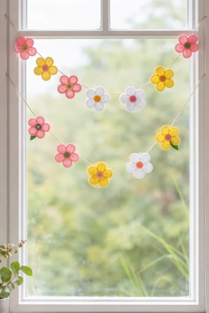 Frühlingsdeko für große Fenster: 5 Ideen, die wirklich wirken Frühlingsdeko große Fenster mit pastellfarbener Blumengirlande im Hochformat am Fensterrahmen