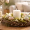 Osterdeko basteln: DIY-Osterkranz mit Eiern, Moos und Kerze als natürliche Tischdekoration für Zuhause