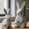 Skulpturale Hasenfiguren aus Beton als moderne Osterdeko Idee für die Wohnung