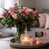 Muttertag Wohnzimmer Deko mit Blumen, Kerzen und persönlicher Tischgestaltung gemütlich inszeniert
