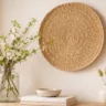 Wanddeko im April mit Bast Wandteller, Holzkonsole und frischen Frühlingsblumen in heller Raumgestaltung