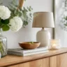 Kommode Deko im Juni mit Blumen, Keramik und heller Sommerdekoration im Wohnzimmer.