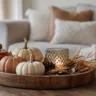 Herbstdeko für den Couchtisch selber machen mit Kürbissen, Kerzenglas und Naturmaterialien im Wohnzimmer.