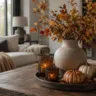 Herbstdeko für große Wohnzimmer mit Vase, Kürbissen und Kerzen auf rustikalem Couchtisch.