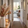 Moderne Herbstdeko für schmale Flure mit Vase, Trockenblumen und schlichter Deko als günstige Idee.