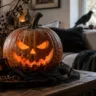 Halloweendeko im Wohnzimmer mit leuchtendem Kürbis, Kerzen und dunkler Deko als gruselige Idee.