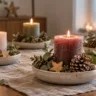 Ungewöhnlicher Adventskranz aus vier Kerzeninseln in Keramikschalen mit Eukalyptus, Tannenzapfen und Holzsternen.
